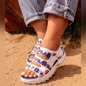 FILA WOMEN'S DISRUPTOR STRAPPY CHUNKY WHITE AND NAVY RES SANDAL SIZE 8
